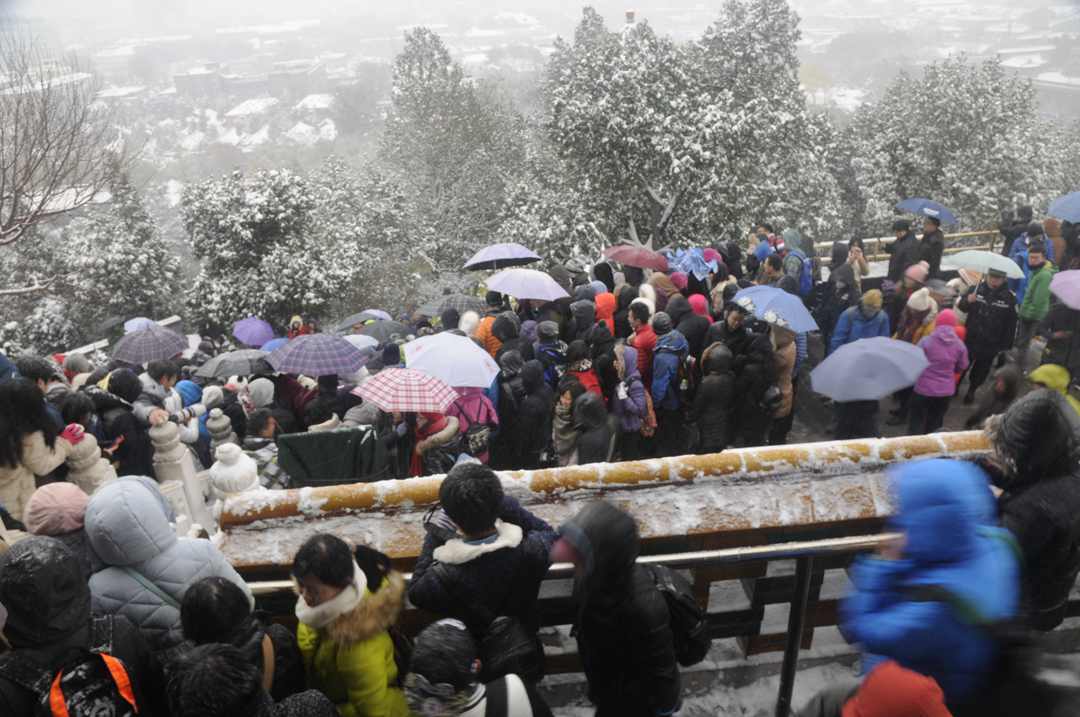 Tourist spots in Beijing receive record visitors amid heavy snow.