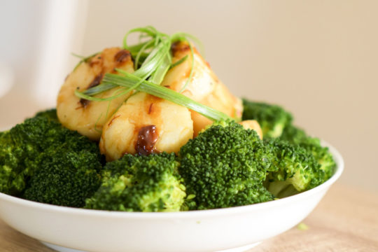 Seared scallops with broccoli