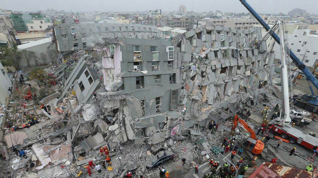 Внутри землетрясения. Измитское землетрясение 1999. Землетрясение в Турции 1999. Землетрясение в Турции 1999 год.