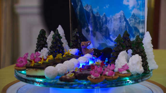 sugar landscape inspired by the Rocky Mountains decorated with chocolate black bear and deer 