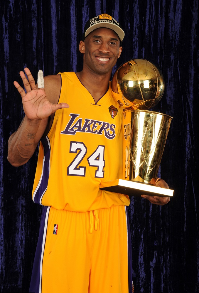 Kobe Bryant holds up five fingers following his team's victory over the Boston Celtics in Game Seven of the 2010 NBA Finals. Photo: by CFP.