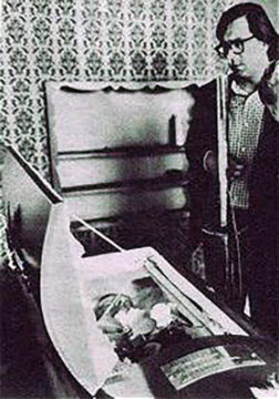 Grian Féretro at Neruda's coffin, 1973 (Photo: CC)