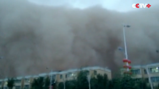 100-meter-high walls of sand sweep across Kashgar, Xinjiang