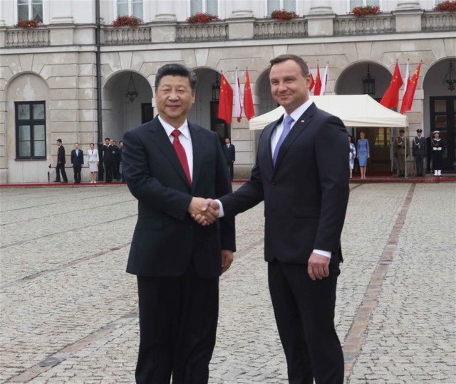 Chinese President Xi Jinping (L) attends a welcoming ceremony held by Polish President Andrzej Duda in Warsaw, Poland, June 20, 2016. (Xinhua/Liu Weibing)