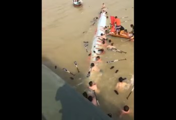 Dragon boat capsizes during race in Fujian, SE China