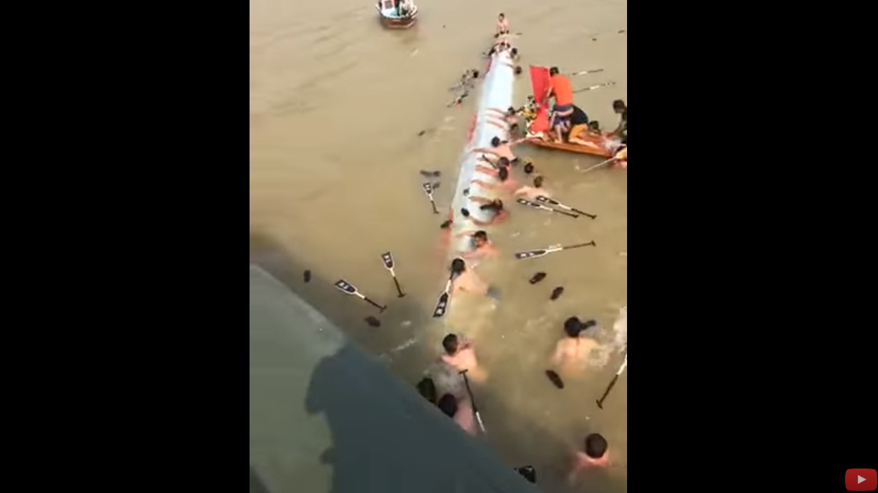 Dragon boat capsizes during race in Fujian, SE China