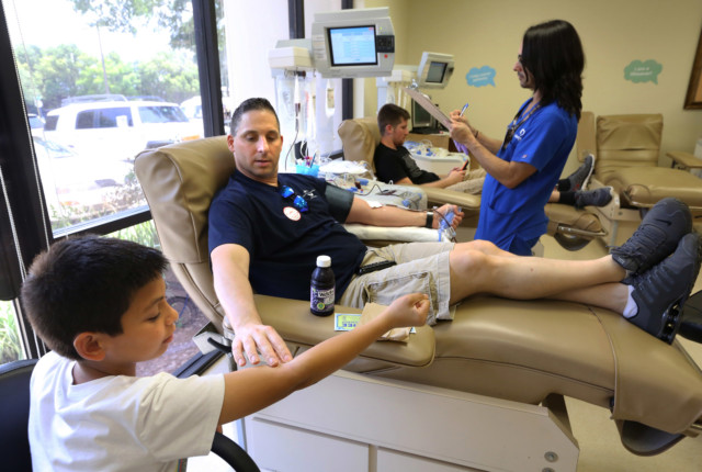 Damon Friedburg donates blood