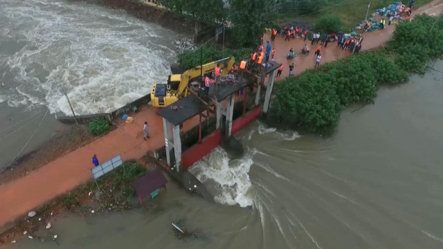 Tens of thousands evacuated from heavily flooded villages in Wuhan