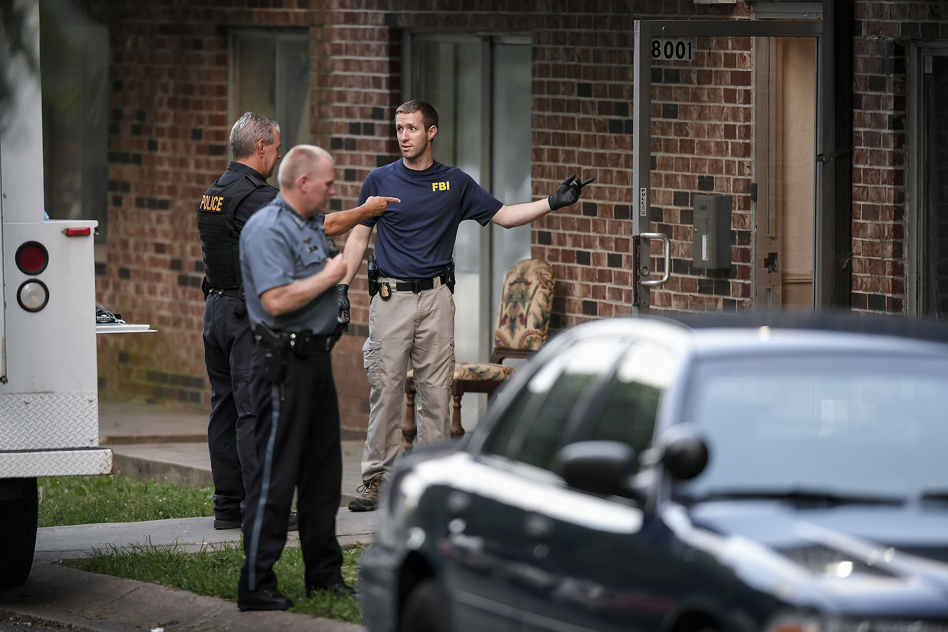 FBI evidence recovery team members search inside the Waldo Heights apartment complex in Kansas City, Mo., Sunday, July 17, 2016. (David Eulitt/The Kansas City Star via AP)