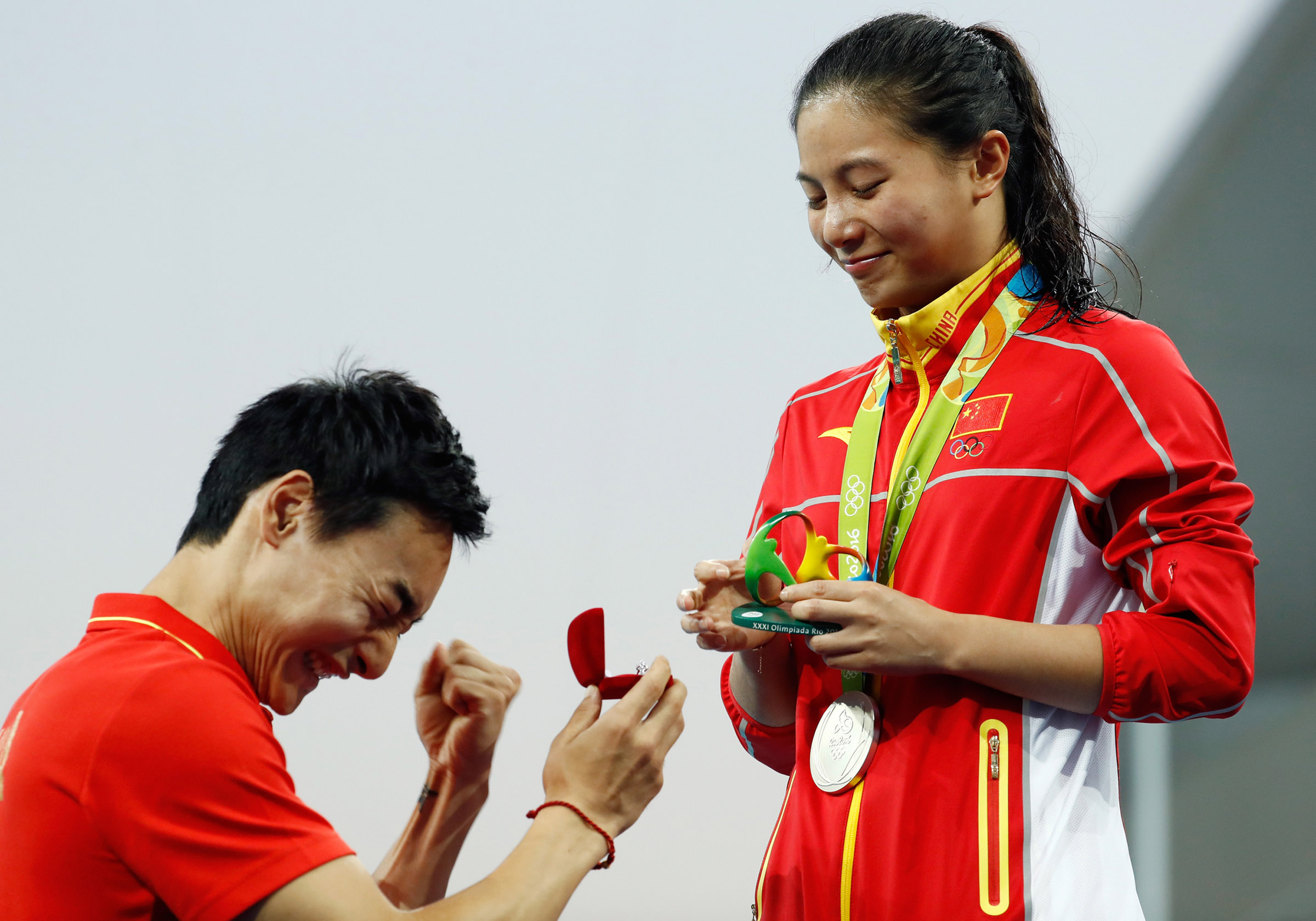 Chinese divers get engaged on Olympic medal stage