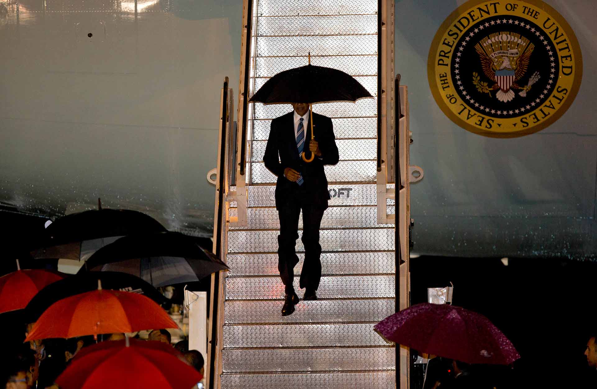 U.S.President Barack Obama walks down the stairs from Air Force One upon his arrival at Wattay International Airport in Vientiane, Laos, Monday, Sep 5, 2016. (AP Photo/ Gemunu Amarasinghe)