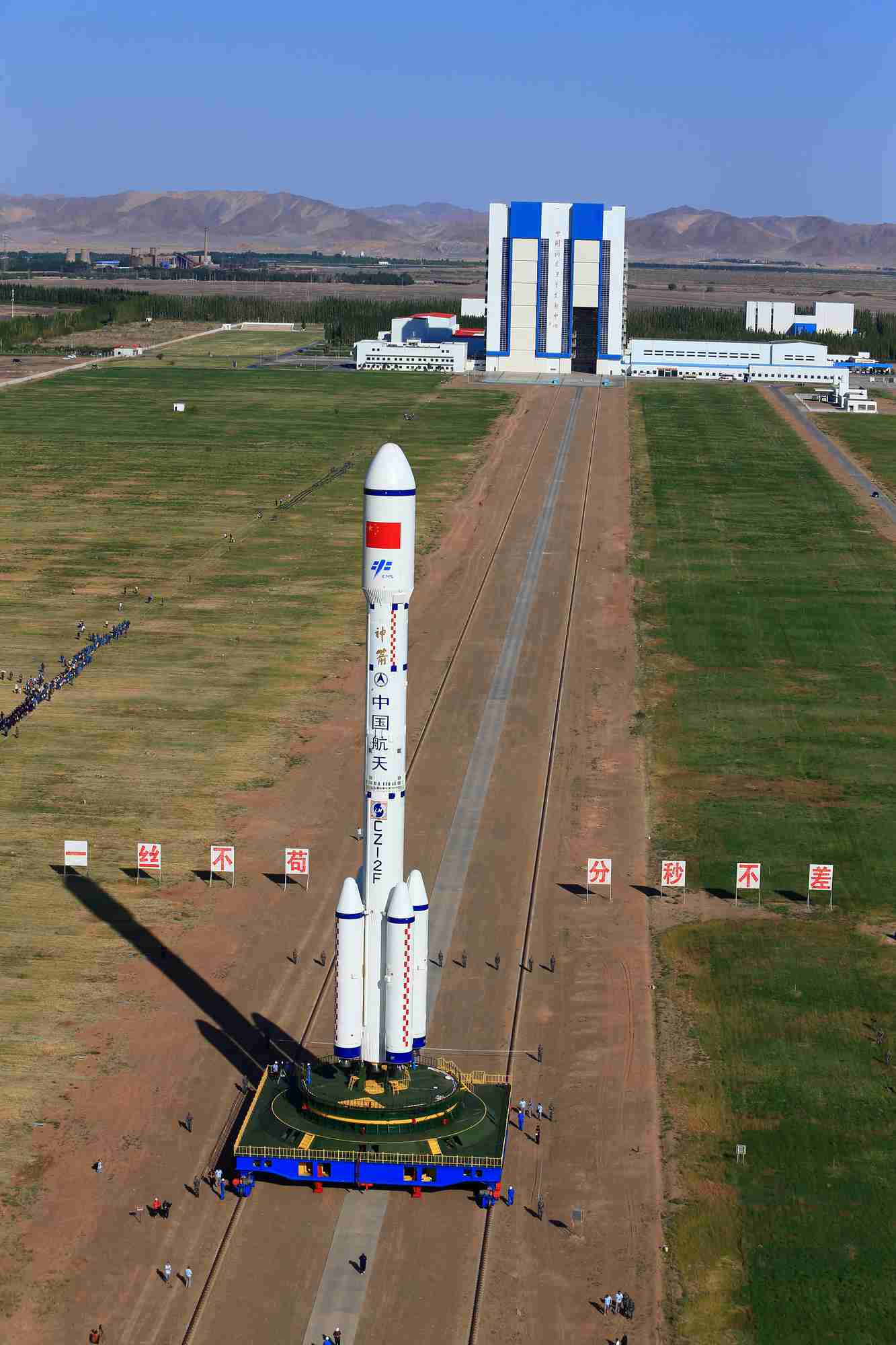 China’s spacelab Tiangong-2 transferred to launch pad on Friday at the Jiuquan Satellite Launch Center in the northwestern province of Gansu. (CCTV News photo)