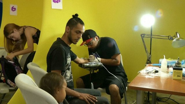 Venezuelan tattoo artists ask for school supplies to help children