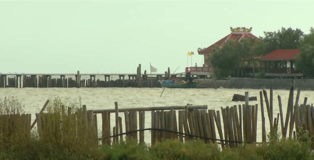 Thai town goes under water as sea levels rise
