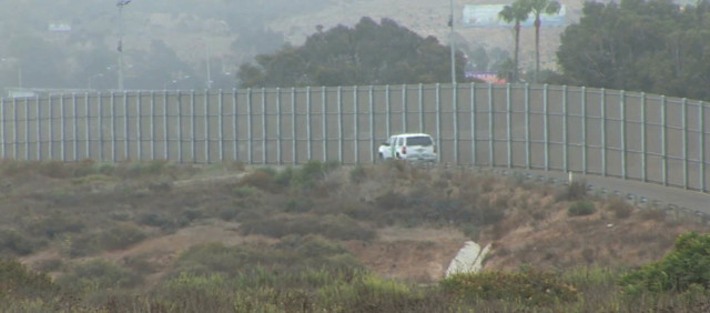 Mexicans at border react to Trump's wall proposal