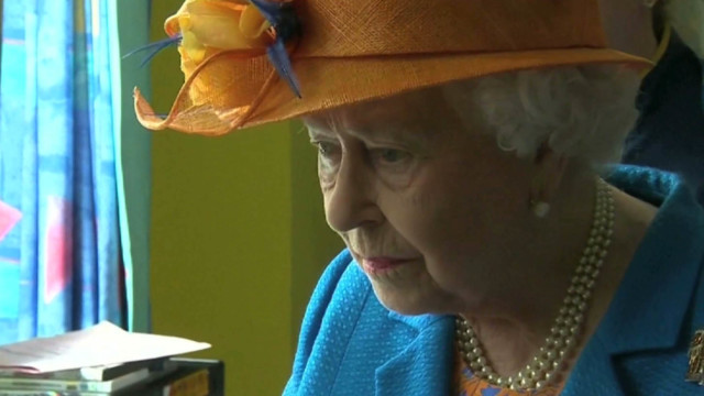Queen Elizabeth visits children hurt from Manchester bombing