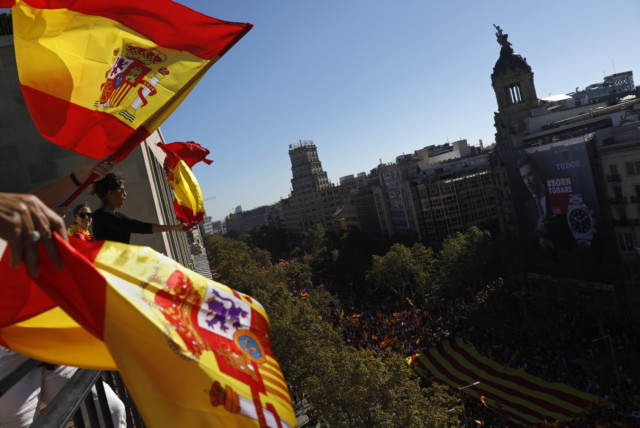 Hundreds of thousands march in Barcelona in support of Spanish unity