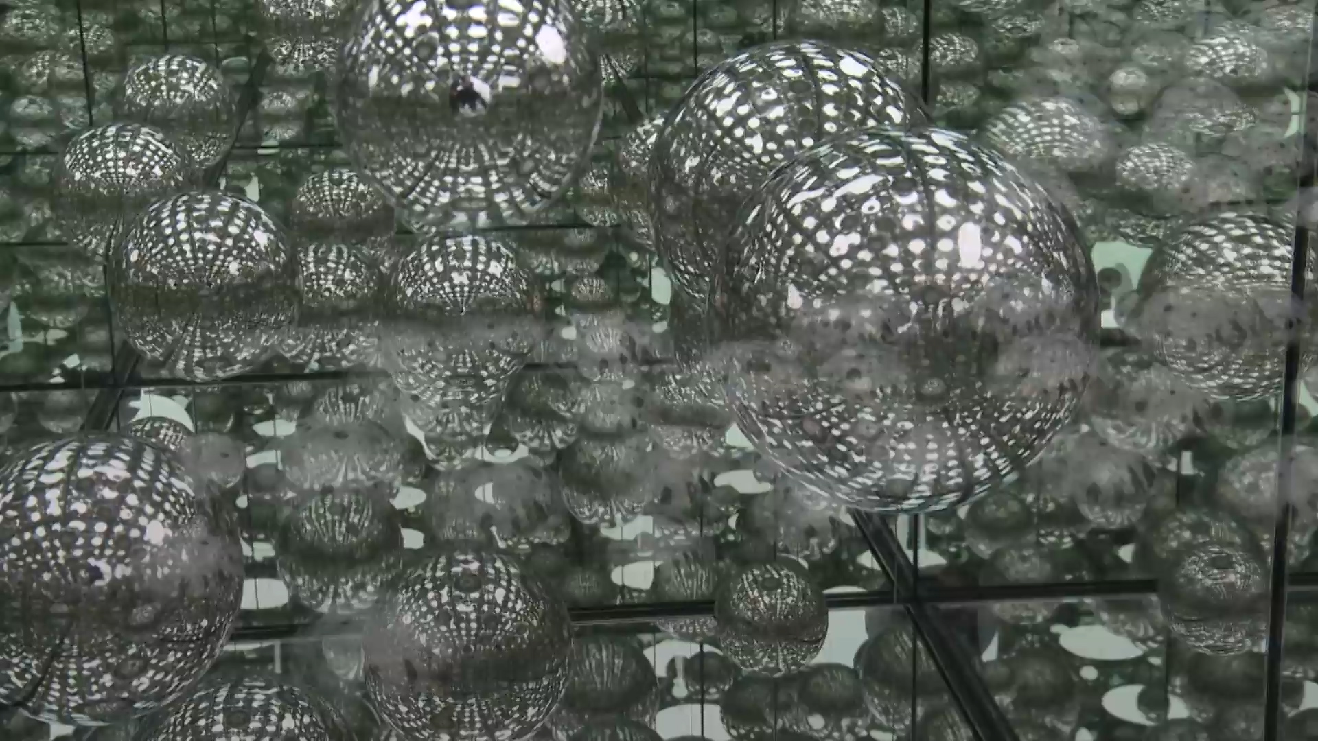 Artist Yayoi Kusama’s mirror rooms explore infinity | CGTN America