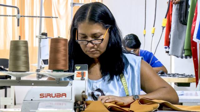 Venezuelan fashion designers adapt to economic crisis | CGTN America