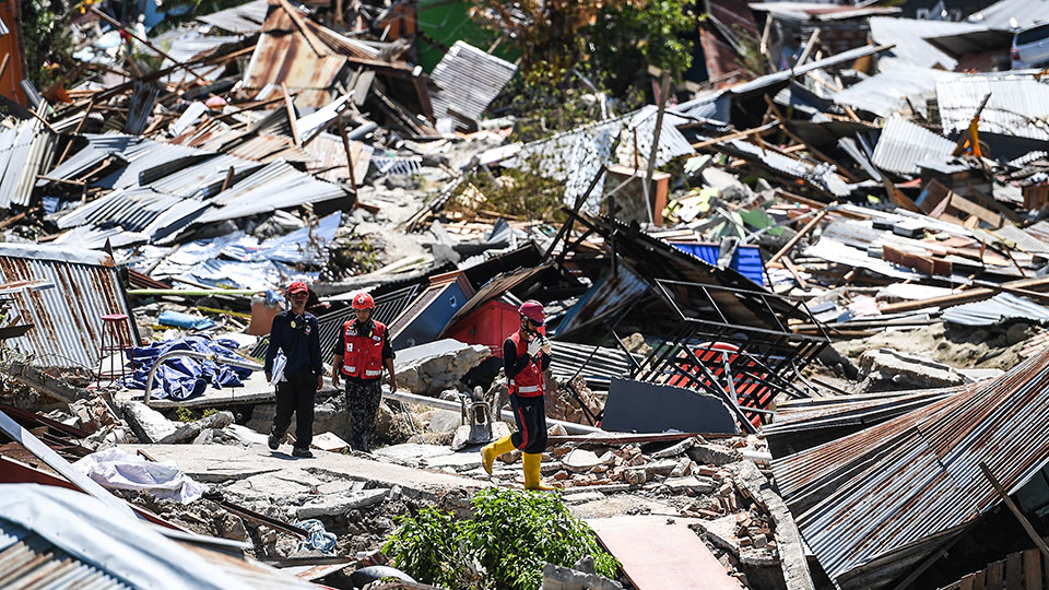 Frustration grows among earthquake survivors in Indonesia