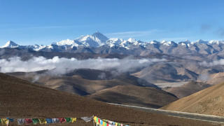 Mt. Qomolangma (Everest) Photo/Chris Bach