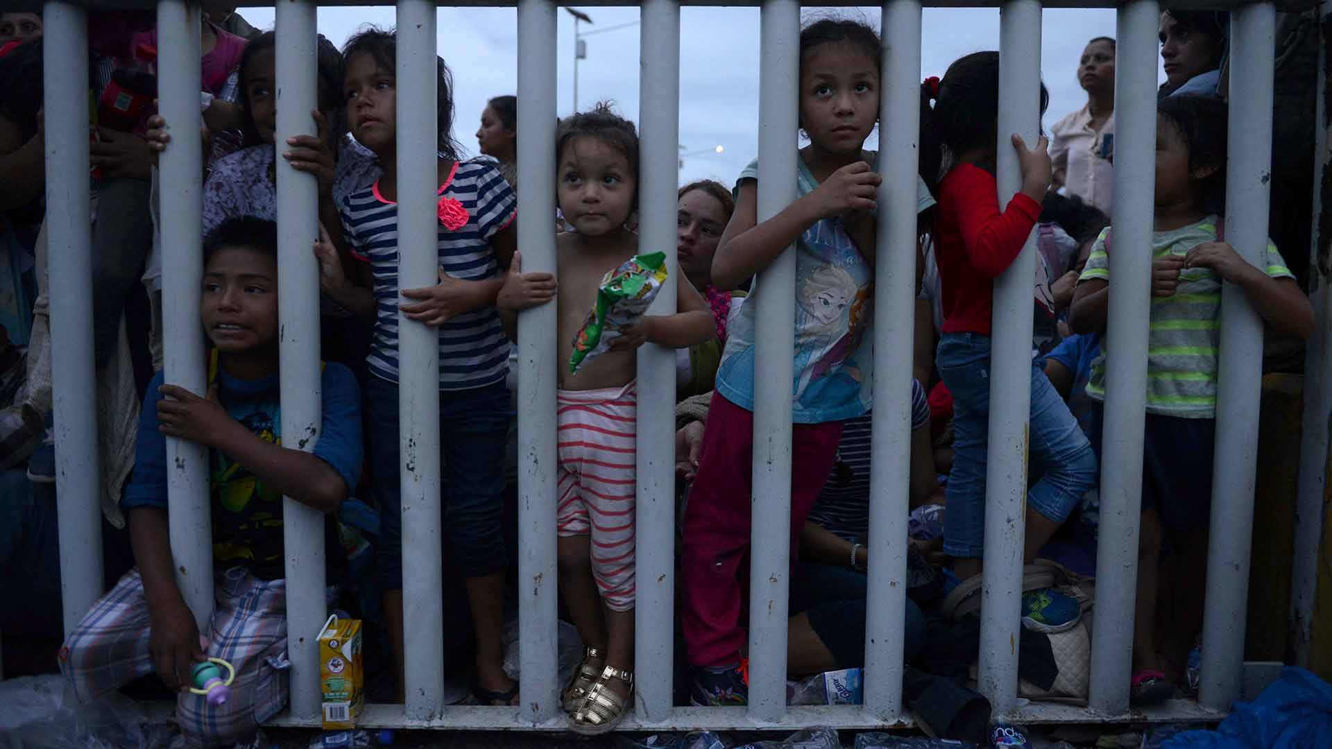 Thousands of migrants cross into Mexico after fleeing violence in Honduras