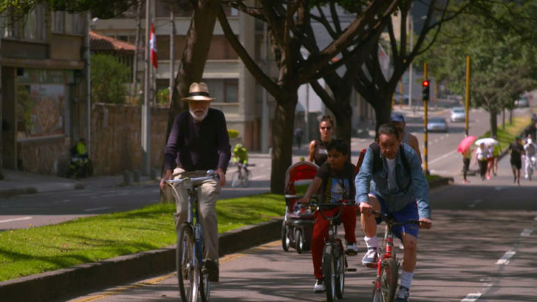 Cyclists take over more than 100 kilometers of highways in Colombia every Sunday
