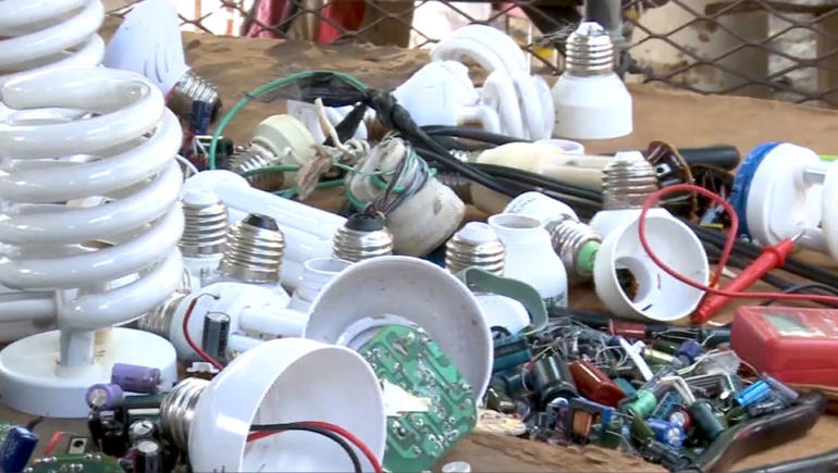 Venezuelan electric engineer offers light bulb repairs amid rising costs