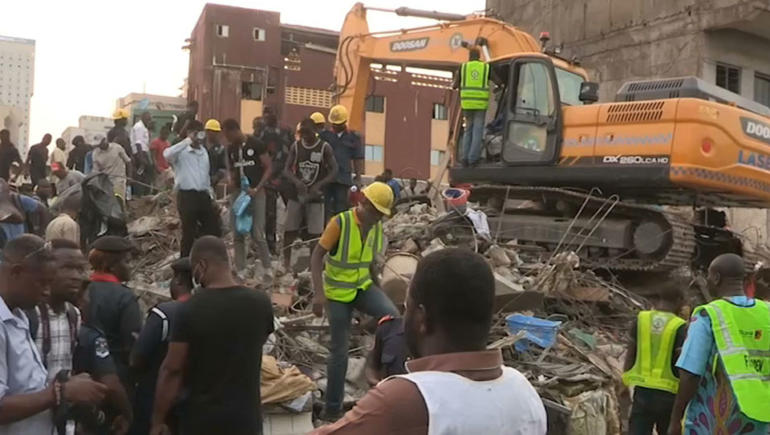 Chaotic scene in Lagos after building housing primary school collapses