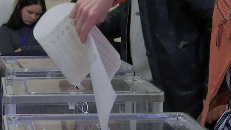 Vote count underway in Ukraine as 39 candidates vie to be next president