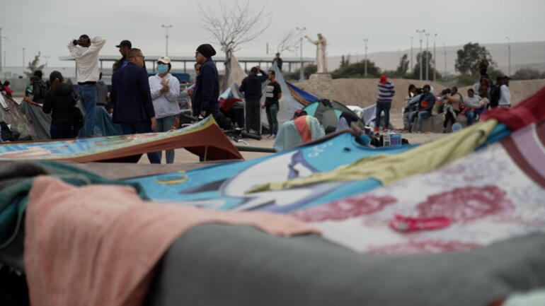 Migrants stranded on Peru-Chile border