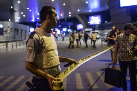 Police block off Istanbul airport after bombings and gunfire