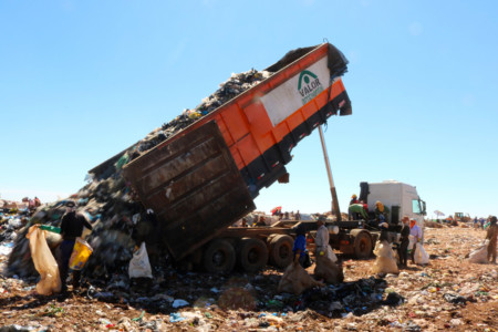 Here in Brasilia, the catadores are concerned about plans to shut down the dump and send the district's garbage to new landfills that will be
off limits to scavengers. Lixão da Estrutural dump