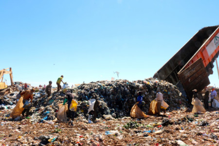 Here in Brasilia, the catadores are concerned about plans to shut down the dump and send the district's garbage to new landfills that will be
off limits to scavengers. Lixão da Estrutural dump