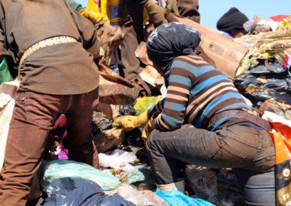 It smells really bad here,
especially on a sunny day like this. And people have to work buried in trash, often up to their knees protecting their bodies in whichever way they can with fabric, hats, gloves. Lixão da Estrutural dump