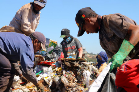It smells really bad here,
especially on a sunny day like this. And people have to work buried in trash, often up to their knees protecting their bodies in whichever way they can with fabric, hats, gloves. Lixão da Estrutural dump