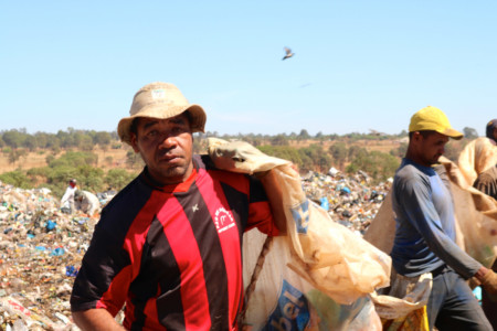 "People here are worried, because many never studied and can't do anything else. And we don¹t even know if there will be other places for
all to work." Lixão da Estrutural dump