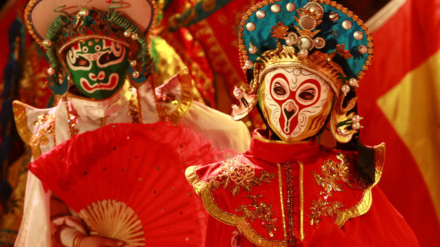 "Bian lian” or “Face Changing” is one of most famous opera in Sichuan. Performers changed from one face to another almost instantaneously. (Photo from CFP) “Bian lian” or “Face Changing”