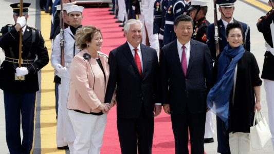 Secretary of State Rex Tillerson, second from left, with his wife Renda St. Clair, left, and Chinese president Xi Jinping and his wife Peng Liyuan, right, at the Palm Beach International Airport in West Palm Beach, Fla., Thursday, April 6, 2017, in West Palm Beach, Fla. (AP Photo/Lynne Sladky) Xi Jinping,Peng Liyuan,Rex Tillerson,Renda St. Clair