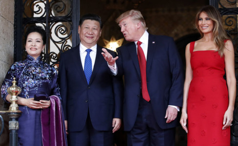 President Donald Trump talks with Chinese President Xi Jinping, with their wives, first lady Melania Trump and Chinese first lady Peng Liyuan as they pose for photographers before dinner at Mar-a-Lago, Thursday, April 6, 2017, in Palm Beach, Fla. (AP Photo/Alex Brandon)