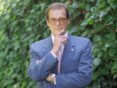 Veteran British actor Roger Moore poses for a portrait in the Studio City section of Los Angeles on April 22, 1996. (PHOTO: AP Photo/Chris Pizzello) Roger Moore
