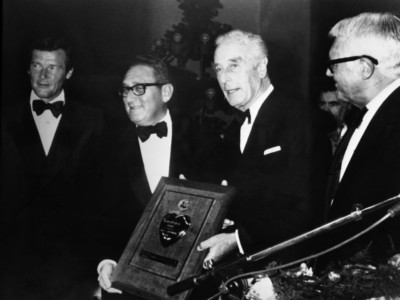 Roger Moore (L) poses with Henry Kissinger (2nd L), former US Secretary of State, and British-American actor Gary Grant (2nd R) during the Variety Clubs International Humanitarian Award dinner honoring Kissinger, at a reception at the Sporting Club in Monaco in 1977. (PHOTO: AFP PHOTO / STRINGER) Roger Moore