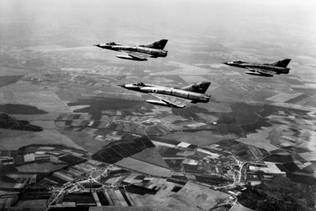Israeli airforce Dassault Mirage III fighters flying over the Sinai peninsula at the Israeli-Egyptian border on the first day of the Six-Day Arab-Israeli war, June 5, 1967. (FILE / ISRAELI GOVERNMENT PRESS OFFICE)