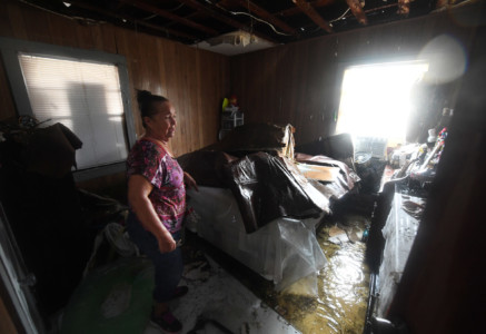 Celina Martinez returns to find their family home badly damaged after Hurricane Harvey hit Rockport, Texas on August 26, 2017. / AFP PHOTO / MARK RALSTON