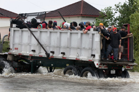 HOUSTON, TX - AUGUST 29: Rescue workers and volunteers help residents make their way out of a flooded neighborhood after it was inundated with rain water following Hurricane Harvey on August 29, 2017 in Houston, Texas. (Scott Olson/Getty Images/AFP)
