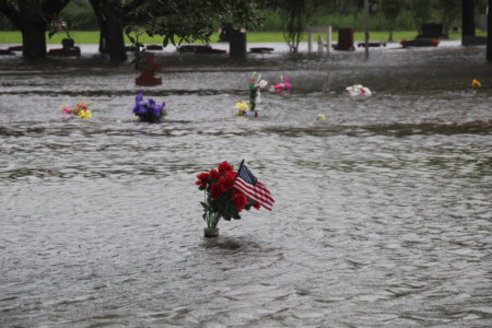 The South Park Cemetery in Pearland, Texas, is flooded by rains from Hurricane Harvey on August 29, 2017.
(AFP PHOTO / AFP/LamaLens / H. Ellessy)
