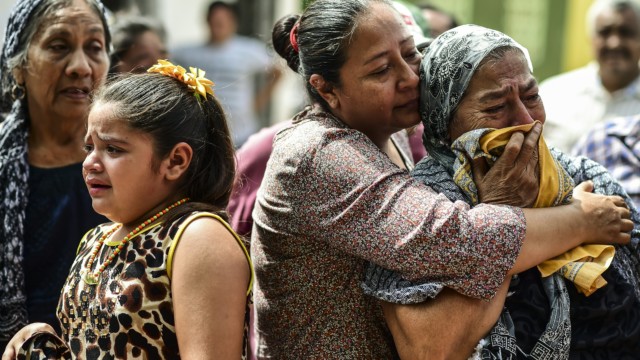 Relatives and friends accompany to the cemetery the remains of a victim of Thursday night's 8.2-magnitude quake, in Juchitan, Oaxaca, Mexico, on September 10, 2017. (AFP PHOTO / RONALDO SCHEMIDT)