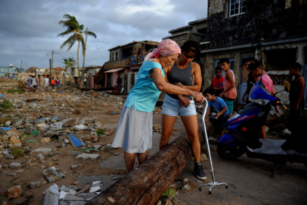 Cubans recover their belongings after the passage of Hurricane Irma, in Cojimar neighborhood in Havana, on September 10, 2017. (AFP PHOTO / YAMIL LAGE)