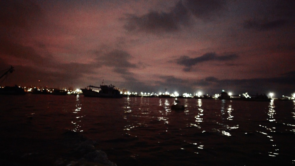 At nightfall, artisanal fishermen go to sea to make a living, despite the fear that cocaine pirates will take their lives. Artisanal fishermen at night