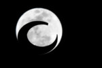 A picture taken on January 1, 2018 shows a "supermoon" rising over a mosque in the Dubai Marina. (AFP PHOTO / GIUSEPPE CACACE)
